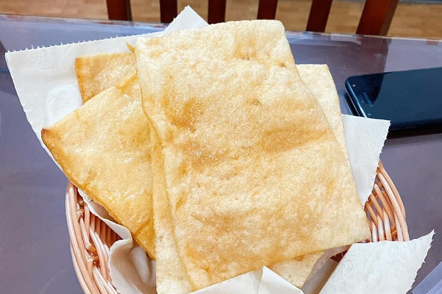 Bánh phồng tôm Sóc Trăng được làm từ tôm tươi với hương vị độc đáo